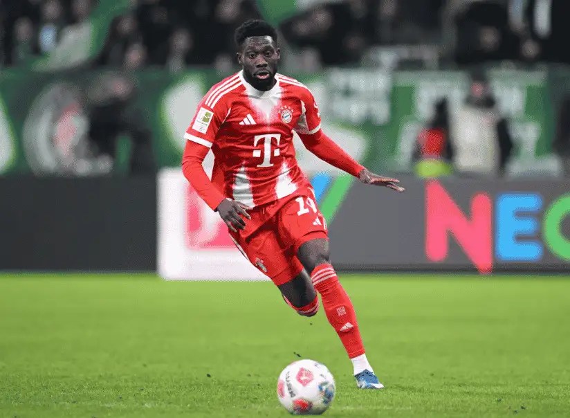 加拿大後衛阿方索・戴維斯(Alphonso Davies)穿著拜仁慕尼黑球衣在場上帶球畫面