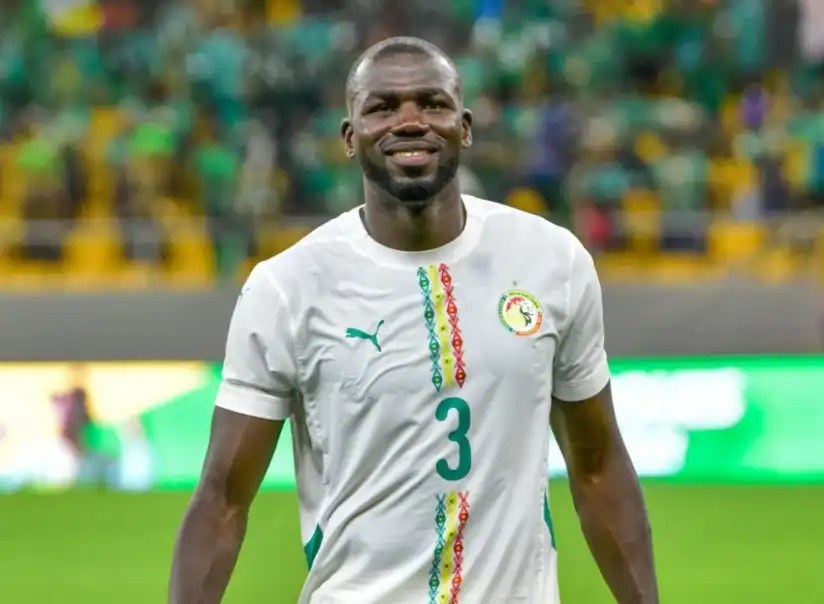 卡里杜·科里巴利(Kalidou Koulibaly)身穿塞內加爾白色球衣在球場上微笑。