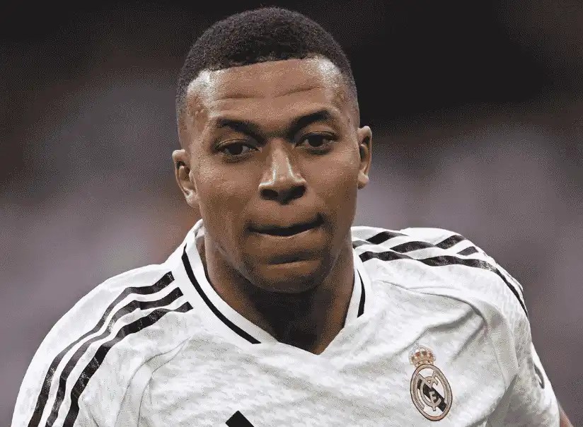 身穿皇家馬德里白色球衣的 Kylian Mbappé(基利安姆巴佩)在場上向前衝刺準備持球進攻