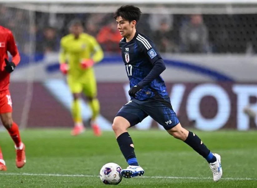 日本中場田中碧身穿日本球衣在場上盯球的動作照