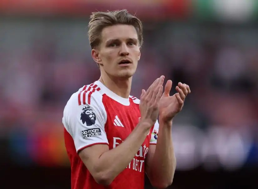 馬丁·厄德高(Martin Ødegaard)身穿紅白球衣於場上鼓掌畫面