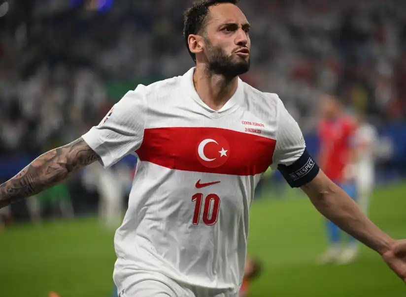 土耳其球員哈坎·恰爾汗奧盧（Hakan Çalhanoğlu）在比賽中張開雙手慶祝進球