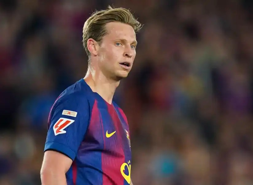 荷蘭足球員弗蘭基·德容(Frenkie de Jong)身穿巴塞隆納球衣於場上比賽畫面