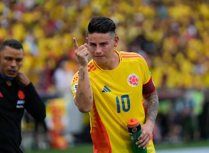 哥倫比亞攻擊中場詹姆斯·羅德里奎茲(James Rodríguez)身穿國家隊球衣組織進攻