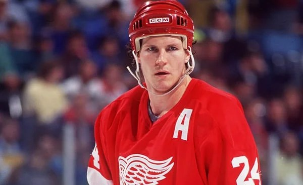 NHL 傳奇執行者 Bob Probert,身著底特律紅翼球衣的場上照片