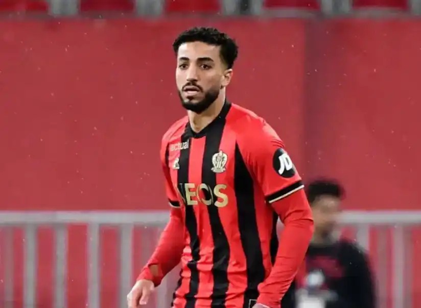穆罕默德·阿卜杜勒莫內姆(Mohamed Abdelmonem)身穿尼斯紅黑直條紋球衣,在球場上看向前方。