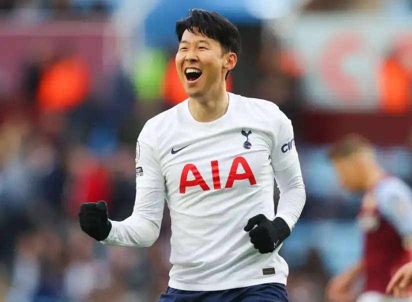 南韓前鋒 孫興慜（Son Heung-min）身穿白色熱刺球衣，在比賽中開心慶祝進球瞬間