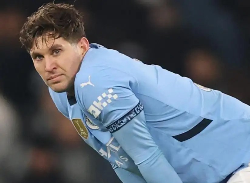 約翰·史東斯(John Stones)身穿曼城淺藍色球衣,在比賽中彎身注視前方。