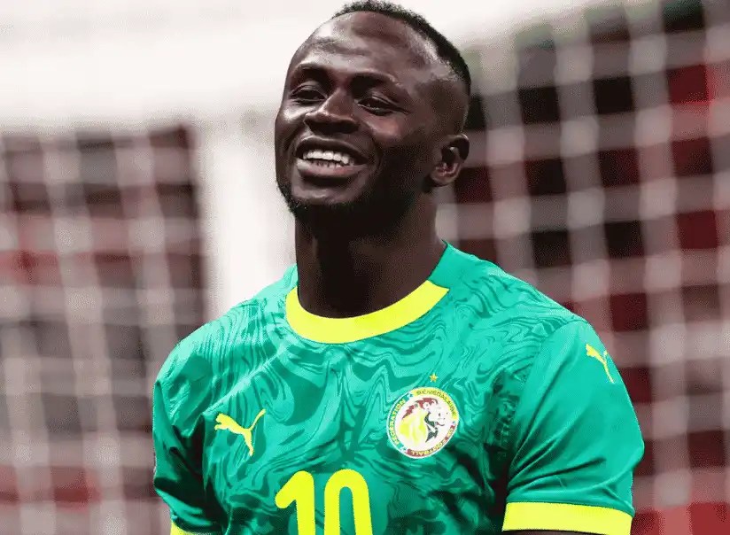 身穿塞內加爾綠色10號球衣的 Sadio Mané(薩迪奧馬內)在場上露出笑容準備投入比賽
