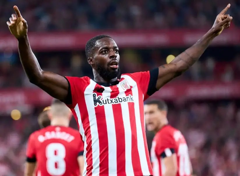 伊納基·威廉斯(Iñaki Williams)身穿畢爾包競技紅白直條球衣,雙手舉起食指慶祝。