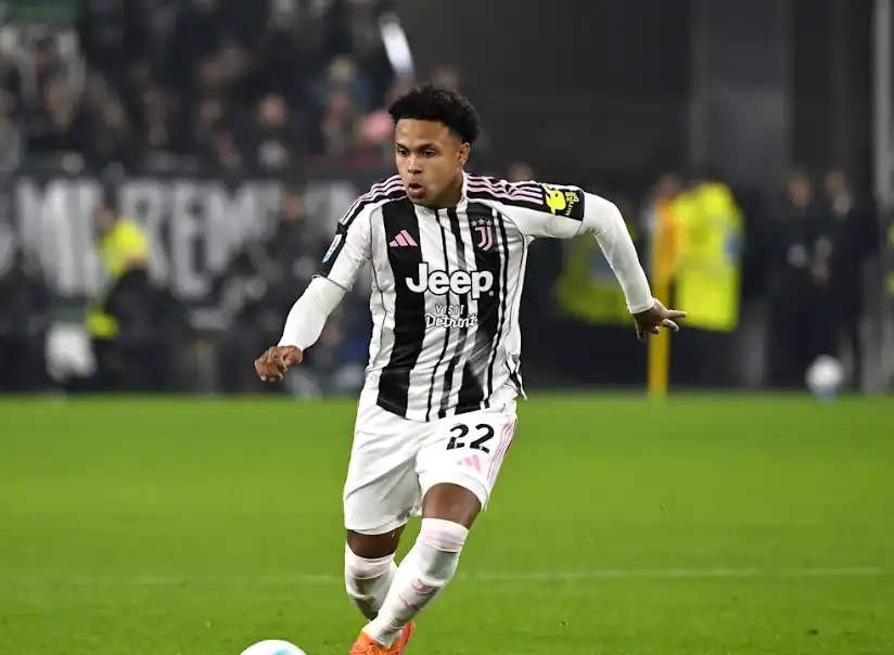 美國足球員韋斯頓·麥肯尼(Weston McKennie)身穿尤文圖斯球衣,在比賽中帶球推進的畫面