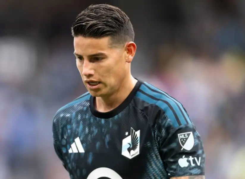 哈梅斯·羅德里奎茲(James Rodríguez)身穿明尼蘇達聯黑色球衣,在球場上低頭向前走。