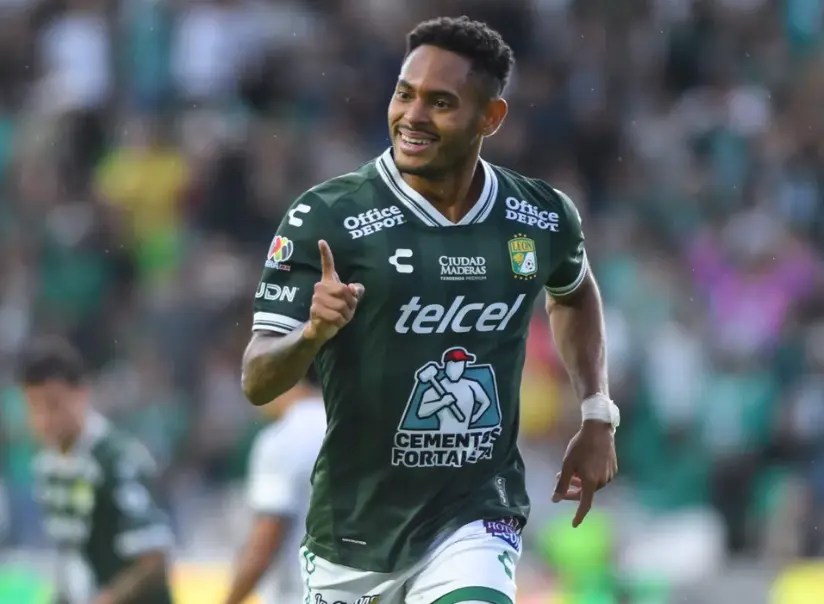 伊斯梅爾·迪亞斯(Ismael Díaz)身穿萊昂深綠色球衣,在比賽中舉起食指慶祝。
