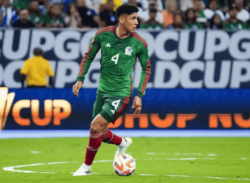 墨西哥隊長 Edson Álvarez,為 2026 世界盃備戰前的國家隊比賽畫面