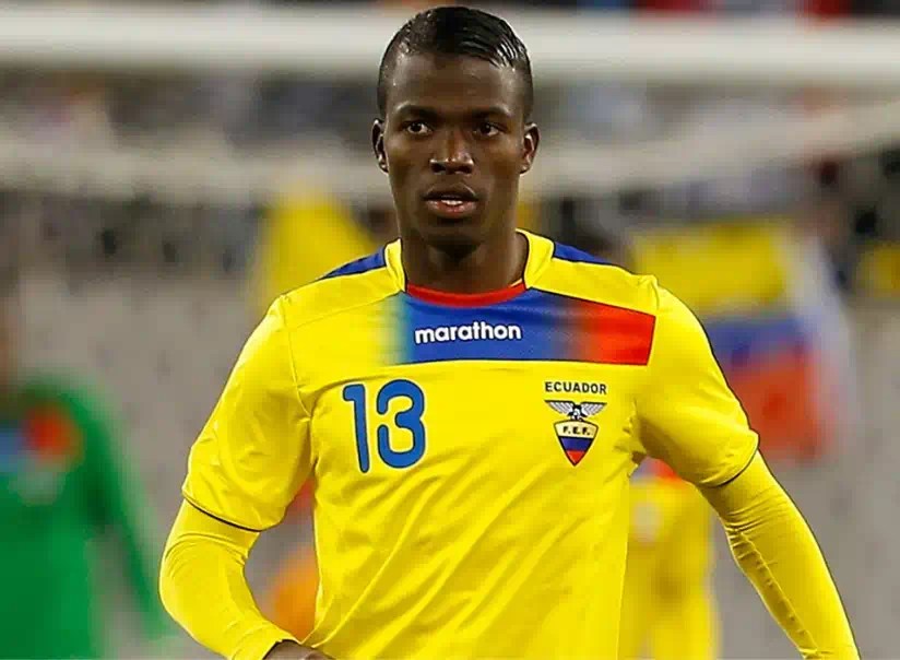厄瓜多國家隊前鋒恩納·瓦倫西亞(Enner Valencia)身穿黃色主場球衣,在國際足球賽事中於球場上專注準備比賽畫面