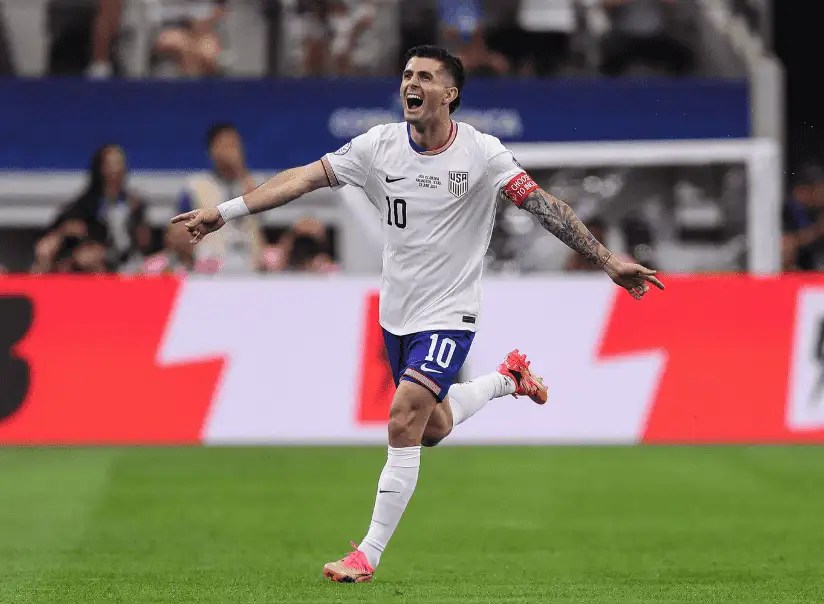 美國國家隊隊長 Christian Pulisic 在國際賽進球後張開雙臂慶祝的畫面