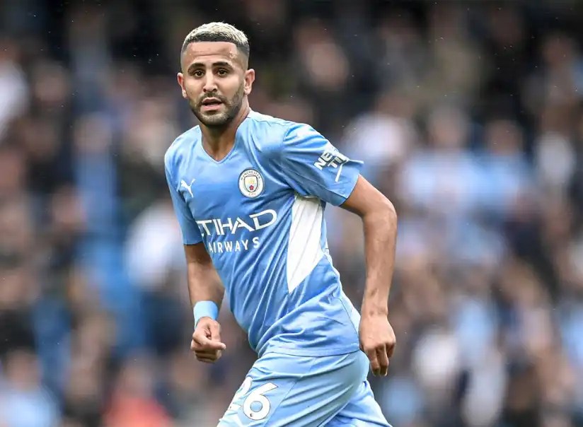 里亞德・馬赫雷斯(Riyad Mahrez)身穿曼城淺藍色球衣在球場上奔跑