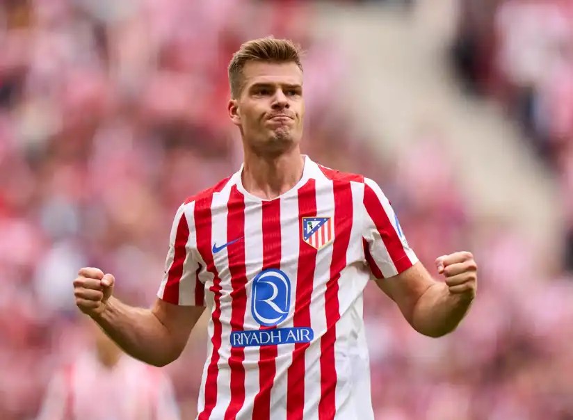 亞歷山大·索爾洛特(Alexander Sørloth)身穿紅白條紋球衣於場上握拳慶祝畫面