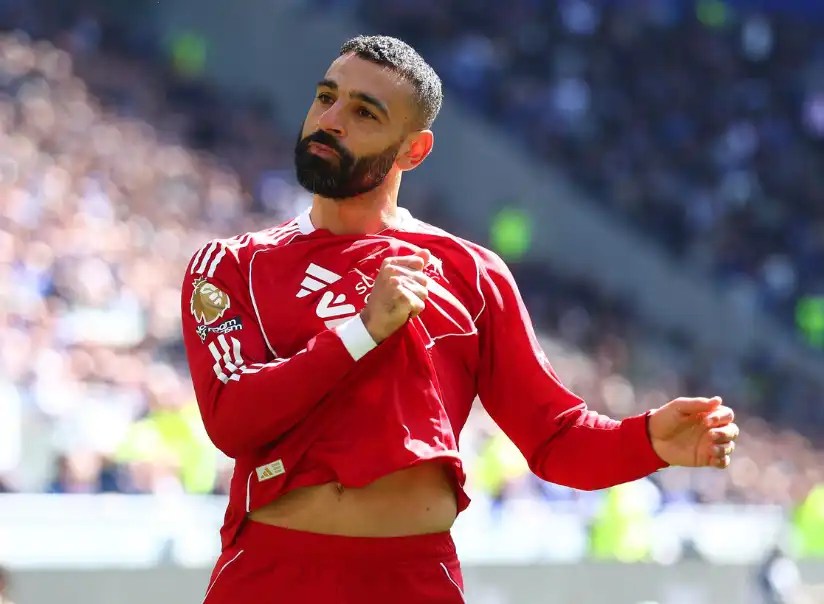 穆罕默德·沙拿(Mohamed Salah)身穿利物浦紅色球衣在球場上拉起衣襟慶祝。