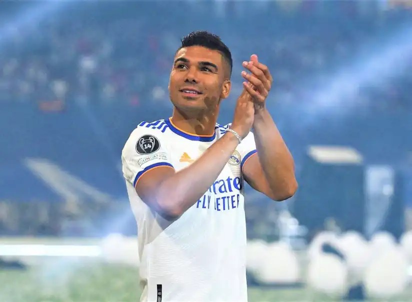 卡塞米羅（Casemiro）身穿白色皇家馬德里球衣，在球場上拍手向觀眾致意