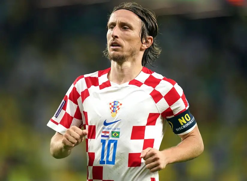 盧卡·莫德里奇(Luka Modrić)身穿克羅埃西亞紅白格紋球衣,配戴隊長臂章在場上奔跑