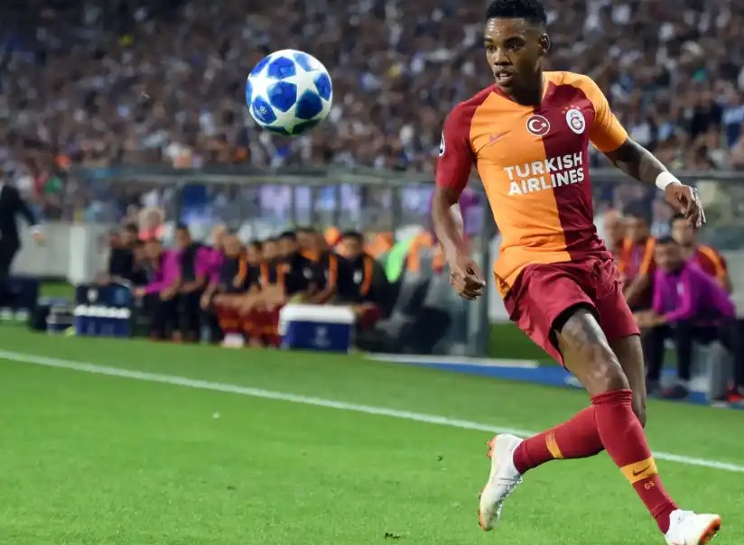加里·羅德里格斯(Garry Rodrigues)身穿加拉塔薩雷球衣在邊線追球