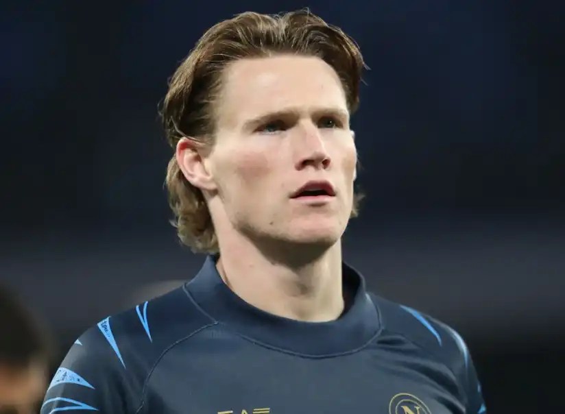 斯科特·麥克托米奈（Scott McTominay）身穿深色球衣，在球場上專注望向前方
