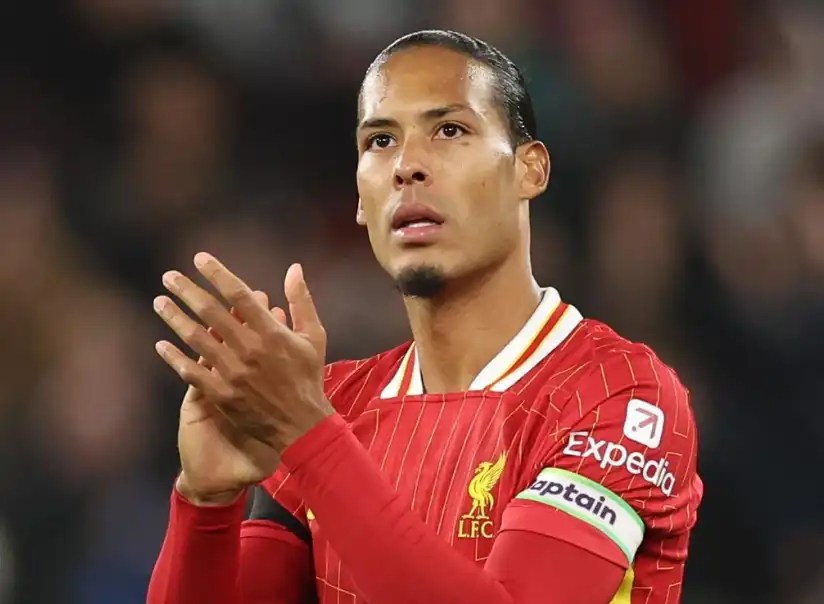 荷蘭足球員維吉爾·范戴克(Virgil van Dijk)身穿利物浦主場球衣於場邊鼓掌致意ㄉ