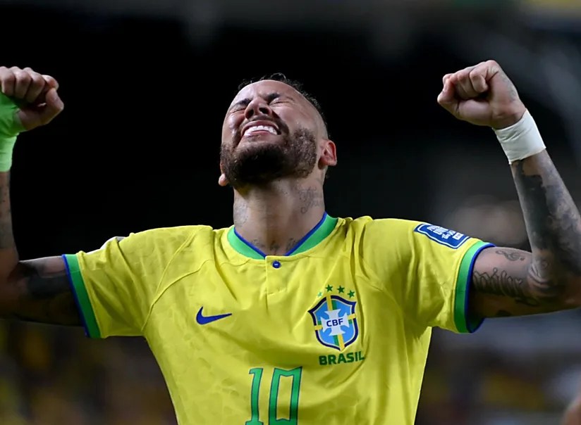 巴西前鋒尼馬(Neymar Jr.)身穿黃色球衣奔跑的動作照