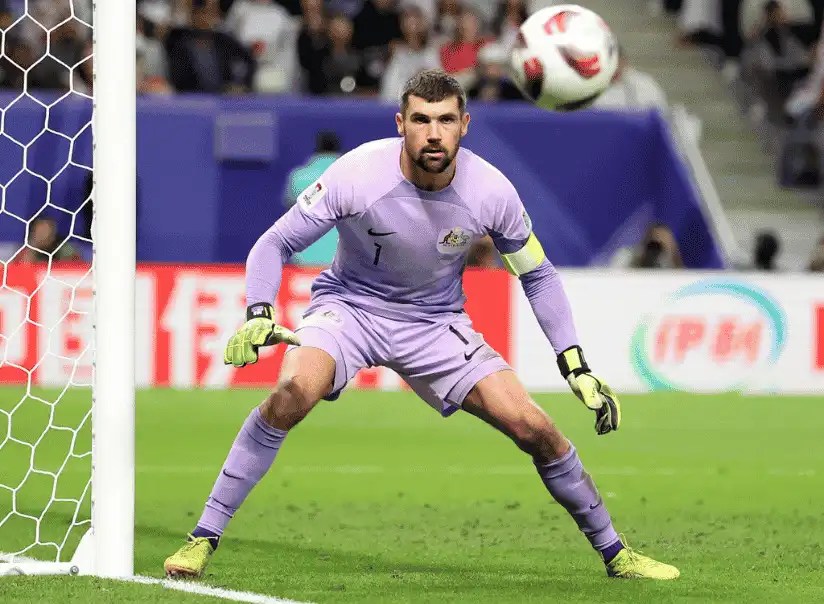 身穿紫色門將球衣的 Mathew Ryan（馬修瑞安）站在球門前專注準備撲救來球