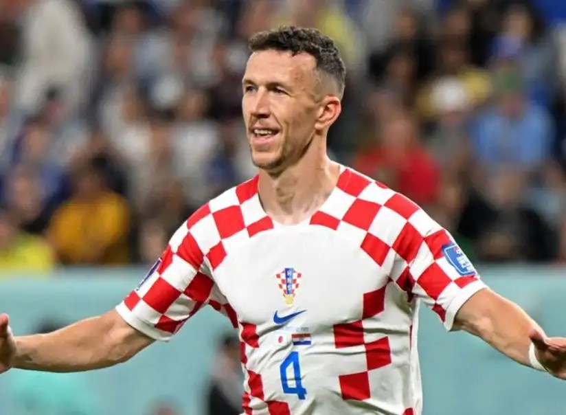 伊萬·佩里西奇(Ivan Perišić)身穿克羅埃西亞紅白格紋球衣,在場上張開雙手慶祝。