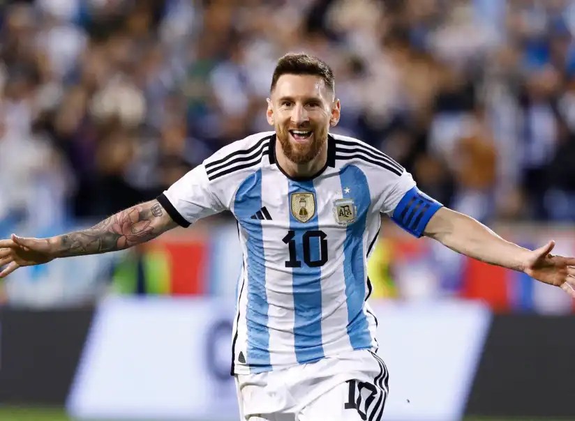 萊昂內爾·梅西(Lionel Messi)穿著阿根廷國家隊10號球衣張開雙臂慶祝