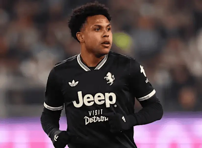 效力尤文圖斯的美國中場 Weston McKennie,在俱樂部比賽中積極跑動的畫面